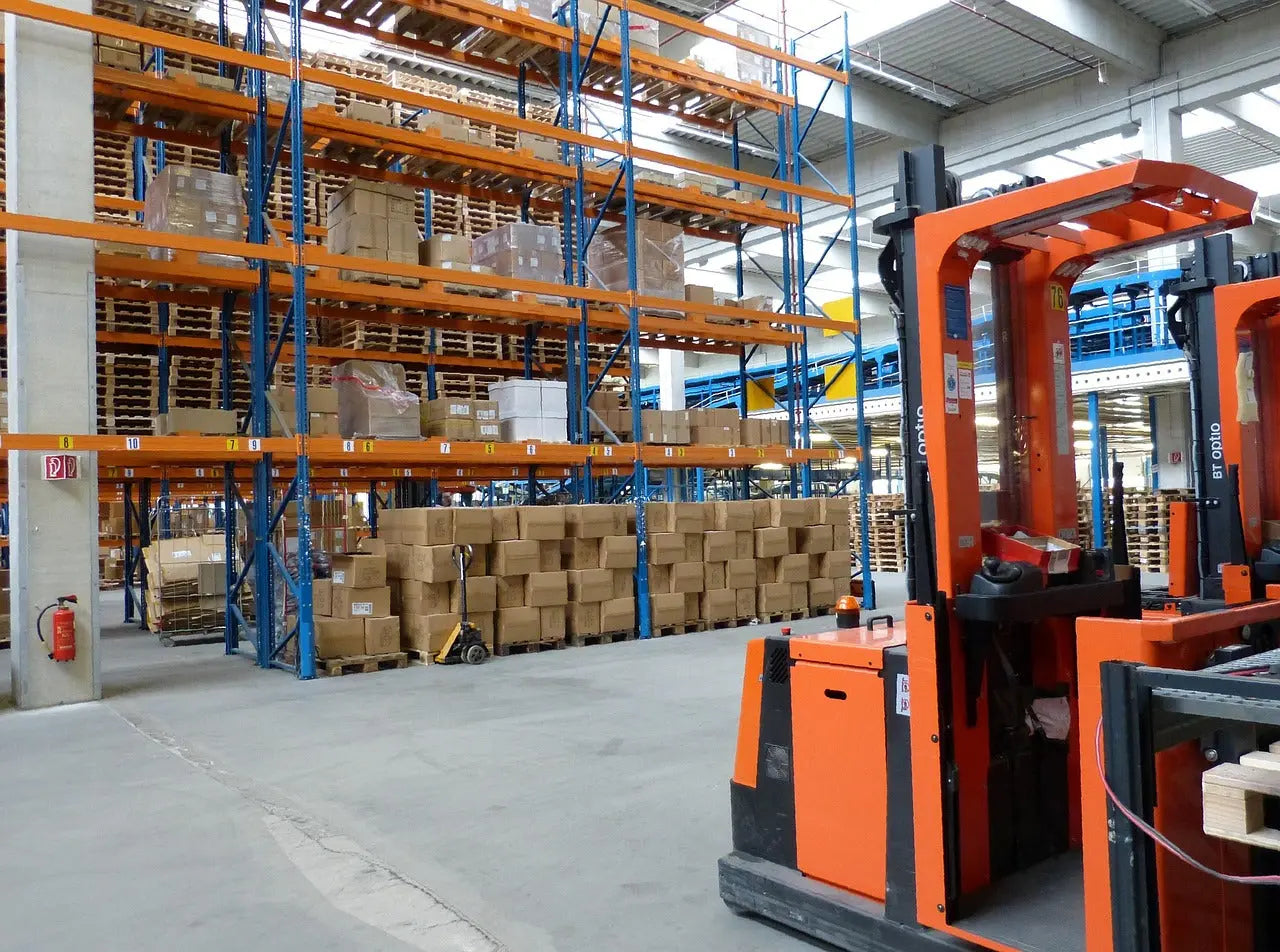 Pallet-Stacker-vs.-Forklift-What-s-The-Difference KAIXUN