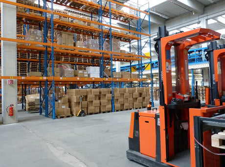 Pallet-Stacker-vs.-Forklift-What-s-The-Difference KAIXUN